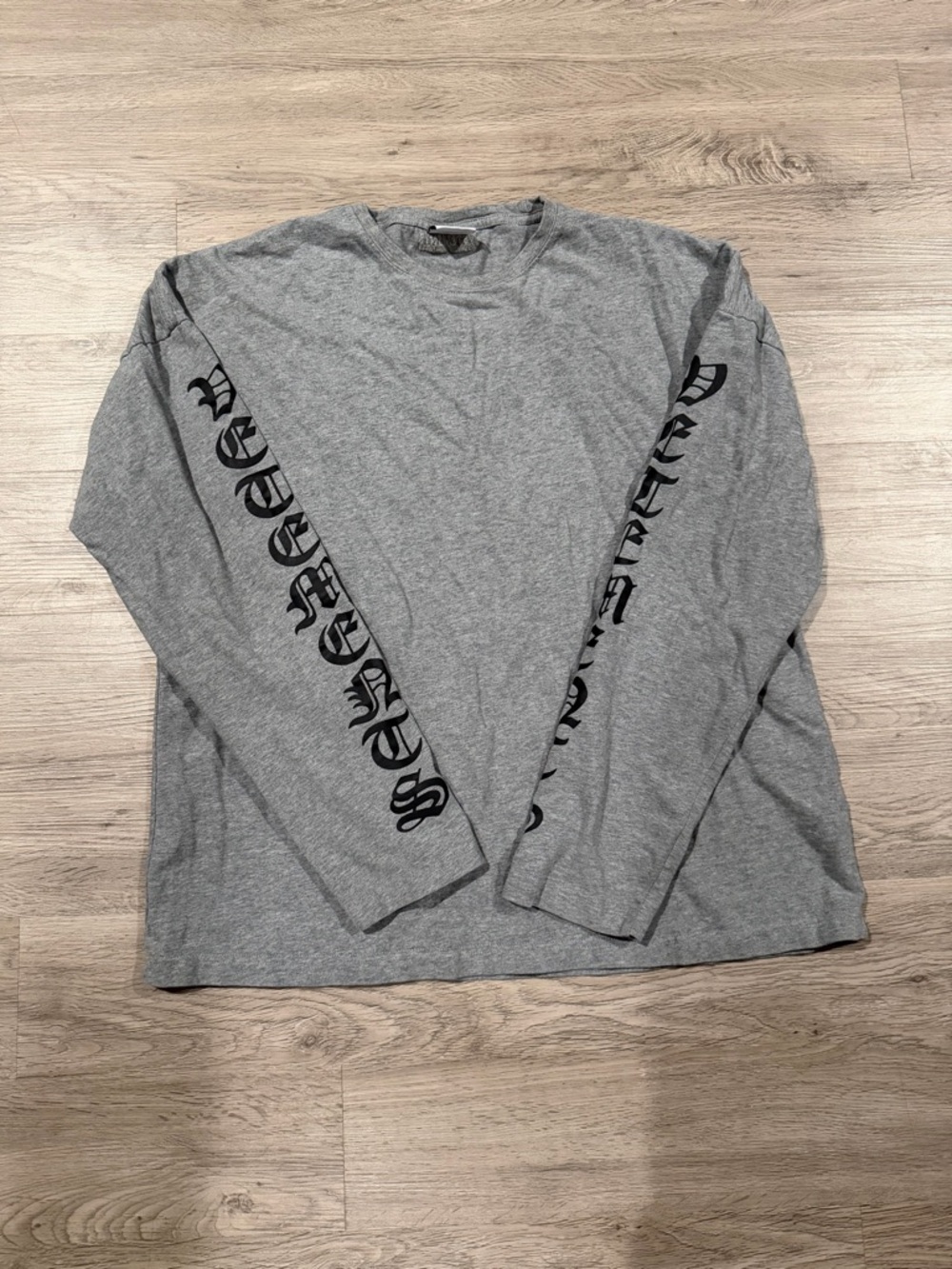 Vetements Men's Long-Sleeve Graphic Tee - Gray